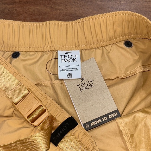NWT Nike DM5592-737 Men's NSW Tech Pack Woven Cargo Shorts Standard Fit Twine L - Picture 3 of 4